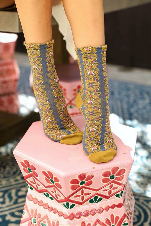 Calcetines con estampado de flores bordadas