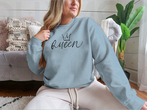 Palabra caligráfica QUEEN con pincel vectorial con diseño de corona para sudadera