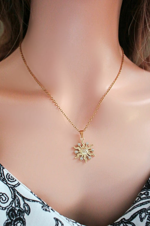 Collar con colgante de sol CZ de 24 quilates