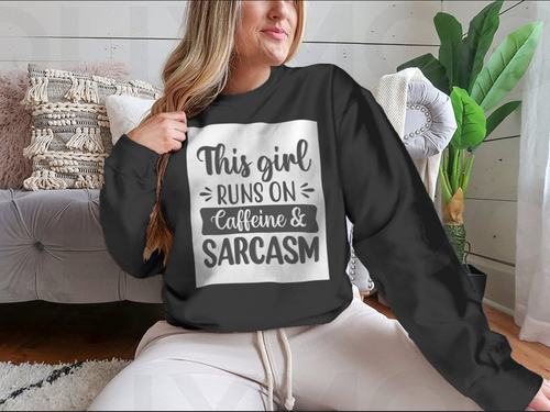 Diseño sudadera This Girl Runs On Caffeine And Sarcasm
