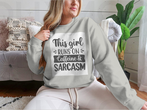 Diseño sudadera This Girl Runs On Caffeine And Sarcasm