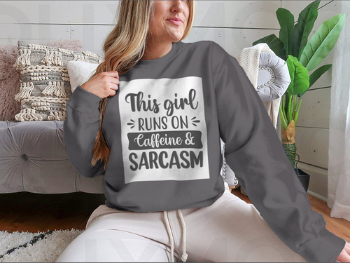 Diseño sudadera This Girl Runs On Caffeine And Sarcasm