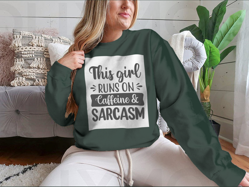 Diseño sudadera This Girl Runs On Caffeine And Sarcasm