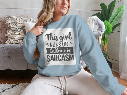 Diseño sudadera This Girl Runs On Caffeine And Sarcasm