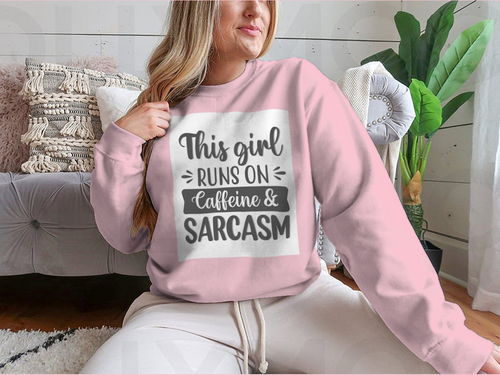 Diseño sudadera This Girl Runs On Caffeine And Sarcasm