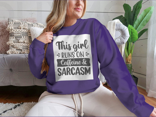 Diseño sudadera This Girl Runs On Caffeine And Sarcasm