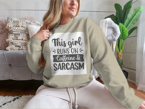 Diseño sudadera This Girl Runs On Caffeine And Sarcasm
