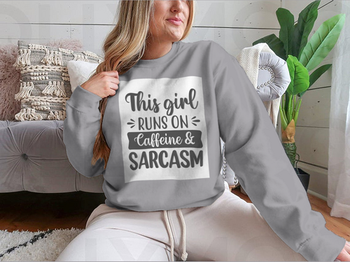 Diseño sudadera This Girl Runs On Caffeine And Sarcasm