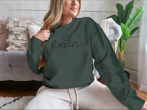 Palabra caligráfica QUEEN con pincel vectorial con diseño de corona para sudadera