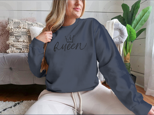 Palabra caligráfica QUEEN con pincel vectorial con diseño de corona para sudadera