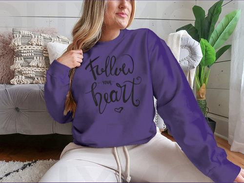 Sudadera Follow Your Heart. Caligrafía de tinta dibujada a mano con pincel moderno con corazón